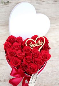 Herzförmige Box mit 19 Rosen und ich liebe dich Zeichen