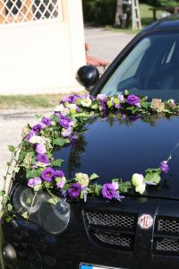 car flower  (lisianthus, sedum, chrysanthemum, purple, white, green)