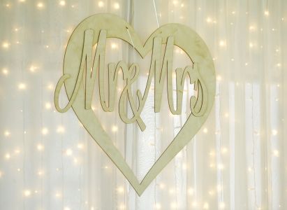 Mr and Mrs wooden sign, light backdrop, Bagolyvár, wedding