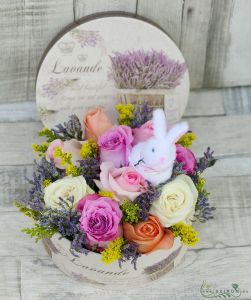 Häschen zwischen farbenfrohen Rosen und kleinen Blumen, in einer Box