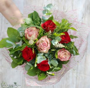 Round bouquet of 7 peach and red roses