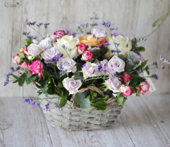 Summer spray rose basket (13 stems)