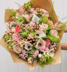 Luxus csokor rózsaszín virágokkal (40 szál)
