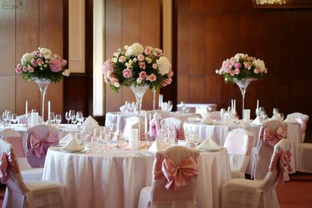 Esküvői magas asztaldísz 1db, Gellért Hotel Budapest (hortenizia, rózsa, peónia, liziantusz , angol rózsa, rózsaszín, fehér)