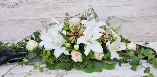 Main table centerpiece Városliget Café (rose, lilies, echeveria, gold, white), wedding