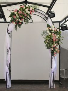 Wedding gate with asymmetrical decor, A38 Boat Budapest (lisianthus, rose, pink, white)