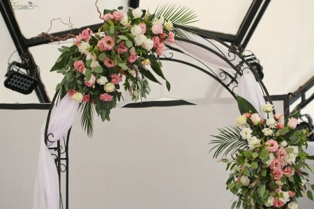 Wedding gate with asymmetrical decor, A38 Boat Budapest (lisianthus, rose, pink, white)