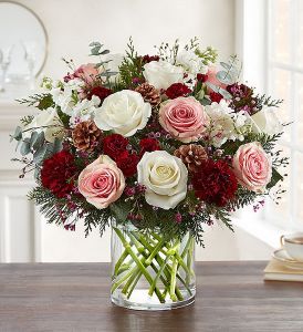 Nagy téli tobozos rózsacsokor apró virágokkal, vázával (32 szál)