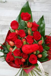 Hosszúcsokor vörös rózsából tulipánnal, plüss szível (25 szál)