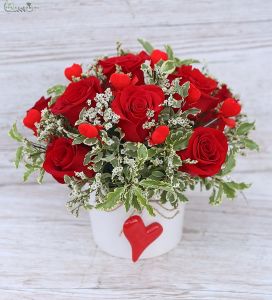 Rote Rosen zwischen Herzen (9 Stämme)