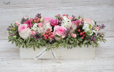 Holzbox mit gemischte rosa Blüten (18 Stiele)