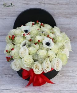 Nagy fehér rózsa doboz, fehér virágokkal és bogyókkal (40 szál)