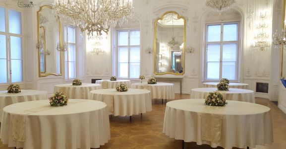 Wildflower style table decoration price of 9 centerpieces (chamomile, limonium, freesia, spray rose, grey, pink, white, peach) Festetics Palace Budapest