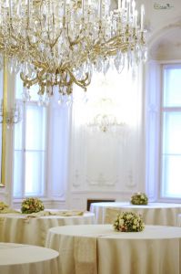 Mezei sílusú apró virágos asztal díszítés 1db (kamilla, frézia, sóvirág, bokros rózsa, hamvaska, szürke, barack, rózsaszín, fehér) , Festetics palota, Budapest