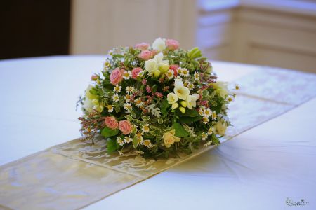 Wildflower style table decoration (chamomile, limonium, freesia, spray rose, grey, pink, white, peach) Festetics Palace Budapest