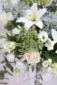Asztaldísz ezüst lábon (ázsiai liliom, rózsa, liziantusz, mezei virágok, fehér)
