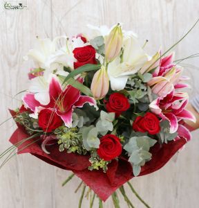 10 rote Rosen und Lilien in sphärischer Blumenstrauss (14 St)