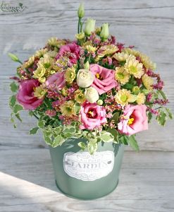Virágbödön pasztell apró virágokkal, rózsaszín liziantusszal