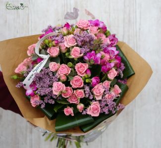Rózsaszín csokor bokros rózsával fréziával, sóvirággal (21 szál)
