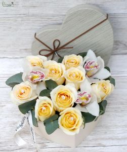 Elegáns szív doboz rózsával, orchideával (12 szál)