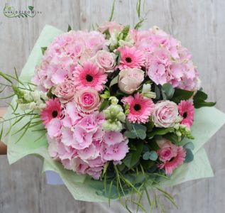 Nagy rózsaszín gömbcsokor, hortenziával, rózsával, gerberával (21 szál)