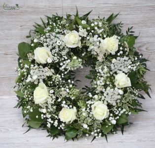 7 fehér rózsás koszorú apró virágokkal (39cm, 18 szál)