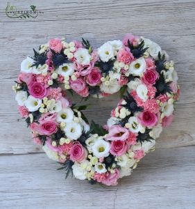 szív fehér-rózsaszín-kék virágokból (57 szál)