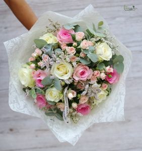 rózsaszín, fehér bokros rózsa csokor sóvirággal (21 szál)