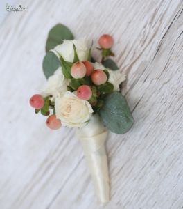 kitűző bokros rózsából és hypericumból (rózsaszín, krém)