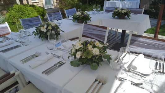 Wedding table decoration in basket, Emile Étterem Budapest (lisianthus, phalaenopsis orchid, stonecrop, eucalyptus white, green