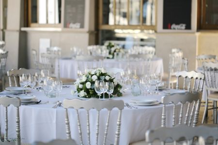 Hemispherical table decoration, Stephaneum Piliscsaba (lisianthus, gladiolus, white)