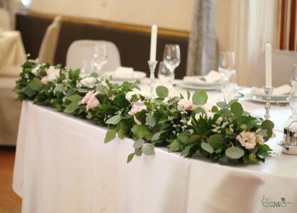 Main table centerpiece , Dudok rendezvényház (lisianthus, hanging eucalyptus, light pink) 