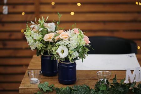 Table decoration in blue jar, A KERT Bisztró Budapest (lisianthus, wild flowers, white, peach)