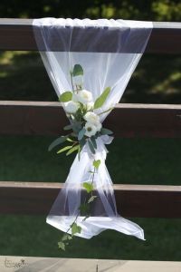 Geländerdekoration mit Organza und Blumen (Lisianthus, weiß)