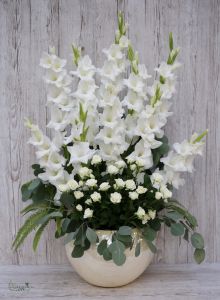 Standdeko im Keramiktopf (Gladiole, Rose, Weiß)