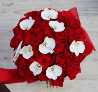 Strauß roter Rosen mit weißen Phalaenopsis-Orchideen (48 Stränge)