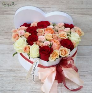 Szívdoboz rózsákkal, bokros rózsákkal (18 szál)