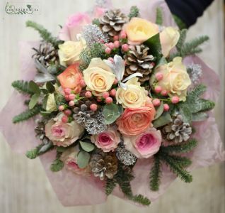 Téli csokor pasztell rózsákkal, hypericummal, fenyővel (17 szál)