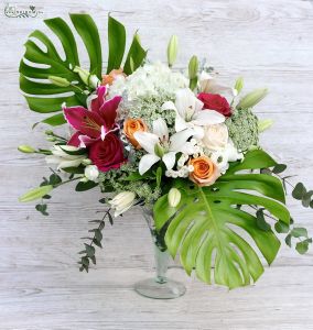 chalice with monstera-leafs in vase (lilium, roses, hydrangea, white, pink)