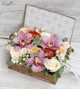 buchförmiger Blumenbox mit Orchideen und Proteas (18 St)