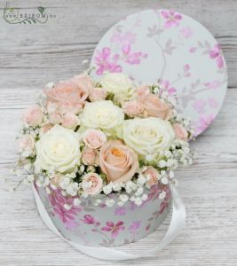Rundes Bouquet mit Pastellrosen und Gypsophila (14 Stiele)
