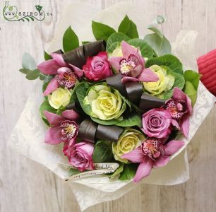 Modern csokor orchideával, díszkáposztával, rózsával (13 szál)