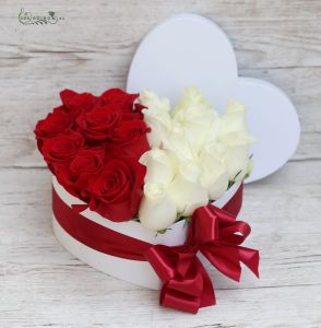 Szív doboz félig vörös félig fehér rózsával (19 szál)