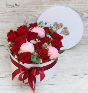 14 rote Rosen mit 3 Pfingstrosen und kleinen Blüten in einer Schachtel