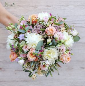 Großes Pastellbouquet mit Pfingstrosen, Rosen, Lisianthus und kleinen Blüten (41 st)