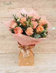 15 peach roses with greenery in paper vase