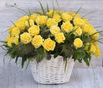 60 gelbe Rosen im Korb
