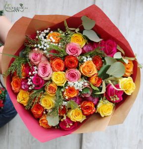 40 bunte Rosen in großem Bouquet mit Gypsophila