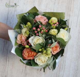 Pastell roses with hypericum berries and lisiínthusses (12 stems)