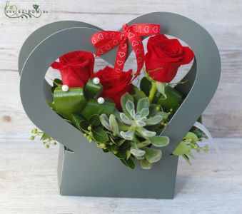 Szív fogantyús papír doboz 3 vörös rózsával, kövirózsával